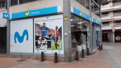 Una tienda de Movistar con un póster de LaLiga