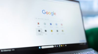 Interfaz de la Search Generative Experience (SGE) de Google mostrando un resumen generado por IA en la parte superior de los resultados de búsqueda