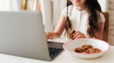 Usuaria revisando un aviso de consentimiento de privacidad en su portátil, similar al banner que presenta la tecnología Utiq en las webs compatibles