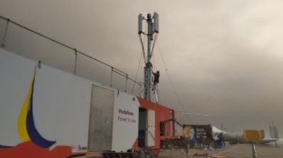 Estación de tren en León con una densa columna de humo de los incendios forestales de agosto de 2025 al fondo, afectando la visibilidad en la zona