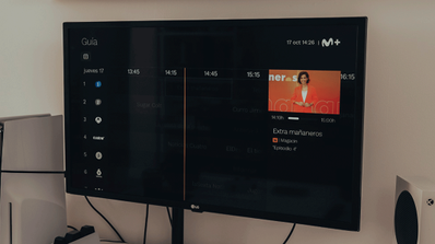Guía de TV de Movistar Plus+ en una televisión mostrando la programación de partidos de LaLiga EA Sports para la temporada 2025-2026