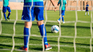 Jugadores de fútbol durante un partido en posiciones de defensa