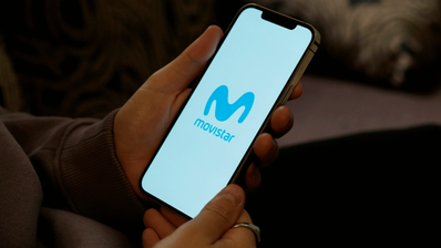 Smartphone mostrando el logo de Movistar con un indicador de señal 5G completa, simbolizando la mejora de cobertura en Madrid para eventos de verano 2025