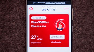 Comparativa visual de los logos de Vodafone y Lowi, representando la decisión de cambiar de una operadora a otra para ahorrar en la factura