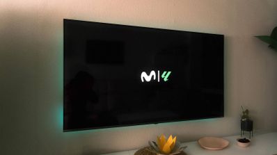 Decodificador UHD de Movistar Plus+ mostrando la interfaz de televisión con el nuevo canal de la Primera Federación visible en la guía