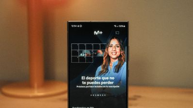 nterfaz de la aplicación Movistar Plus+ en un televisor, mostrando la programación de LaLiga Hypermotion y un partido en directo
