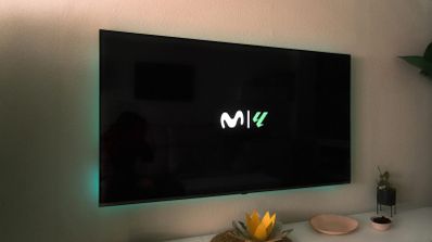 Interfaz de la aplicación Movistar Plus+ mostrando un partido de fútbol de LaLiga en una Smart TV de salón