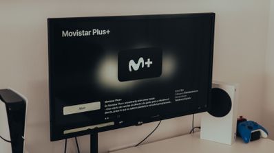 Interfaz de Movistar Plus+ en un televisor Smart TV mostrando el menú de canales de fútbol, con el logo de LaLiga visible
