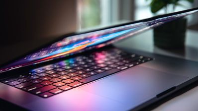Persona utilizando el Símbolo del sistema en un portátil con Windows 11 para ejecutar el comando ping y diagnosticar la calidad de su conexión a Internet.