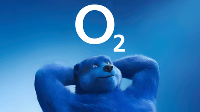 Logo oficial de O2 España junto a su característica mascota, el oso azul