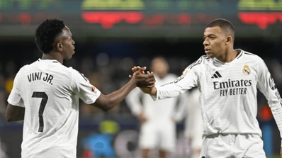 Kylian Mbappé del Real Madrid y Vinicius Junior en una disputa por el balón durante un partido de LaLiga EA Sports, como ilustración del valor de los derechos televisivos del fútbol