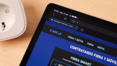 Ordenador portátil mostrando la página web oficial de Digi, ilustrando la conexión a internet necesaria para el teletrabajo