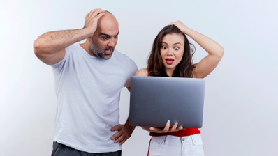 pareja sorprendida mirando PC