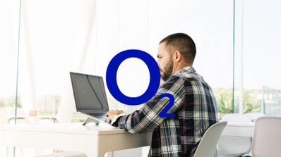 Analista de O2 revisando el nuevo porfolio de tarifas de fibra y móvil en un ordenador portátil en agosto de 2025