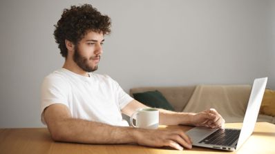 Mujer analizando y comparando diferentes ofertas de tarifas de fibra de 300 MB en su ordenador portátil