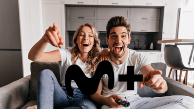 Dos personas viendo un partido de fútbol en una tablet con la interfaz de la aplicación Movistar Plus+