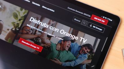 Composición gráfica promocional de Orange con logos de LaLiga, Netflix y equipamiento como el router WiFi 7 y el decodificador 4K.