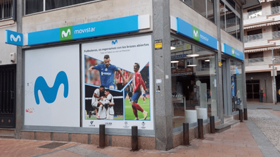 Fachada de una tienda oficial de Movistar con su logotipo corporativo azul, ilustrando un punto de atención al cliente de la operadora