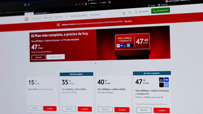 Promoción oficial de Vodafone para sus nuevas tarifas convergentes de agosto 2025, destacando la inclusión de fútbol con DAZN y paquetes de streaming