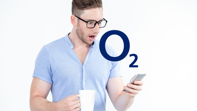Un hombre con contrato de O2 reaccionando a la factura con cobros de números especiales
