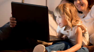 Imagen de una niña viendo contenido en una Tablet con control parental