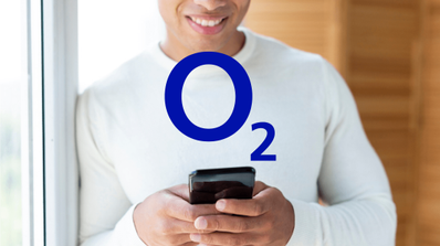 Un hombre revisando sus facturas de O2 por correo electrónico