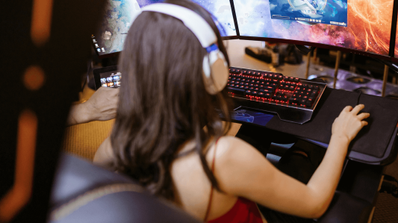 Una chica gamer jugando en el ordenador