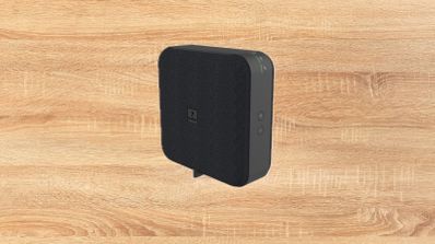 Router Livebox 7 de Orange con WiFi 7 sobre una superficie blanca, mostrando su diseño vertical y el logo del operador