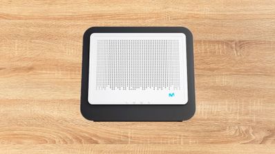 Router Smart WiFi 6 de Movistar sobre una mesa de madera durante su análisis, mostrando su diseño vertical y los LEDs de estado