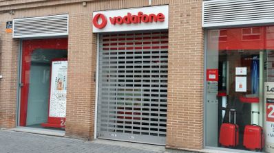 Escaparate de una tienda de Vodafone antes de abrir