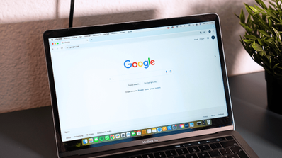 Router Wi-Fi moderno sobre una mesa con una luz de advertencia roja encendida, simbolizando un problema de conexión o bloqueo de páginas web por parte del proveedor de Internet