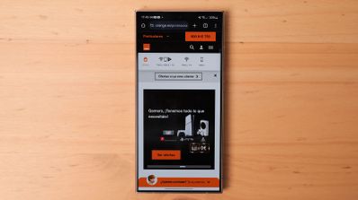 Un móvil con la página de Orange abierta