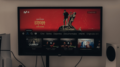 Una televisión emitiendo series en la app de Movistar Plus+ con retraso en el audio