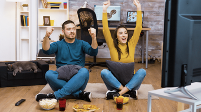 Imagen de una pareja viendo televisión de pago en una de sus tarifas