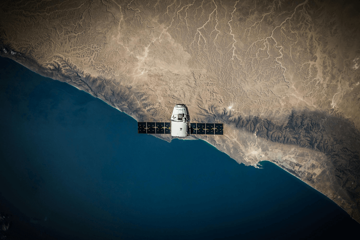 Un satélite de la empresa SpaceX en el exterior del planeta