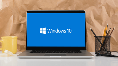 'Ordenador portátil mostrando el escritorio de Windows 10, en el contexto de la extensión de su soporte de seguridad en Europa