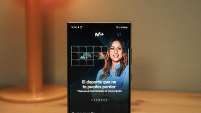 Montaje visual con el logo de Movistar Plus+ y un futbolista celebrando un gol, representando la oferta de fútbol durante el parón de selecciones