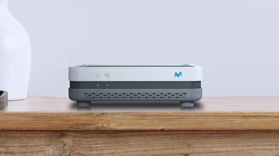Decodificador UHD 4K de Movistar sobre una superficie de madera, dispositivo afectado por el cese de las Living Apps en octubre
