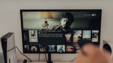 Interfaz principal del decodificador UHD de Movistar Plus+ en un televisor, mostrando el menú de navegación para acceder a series y películas