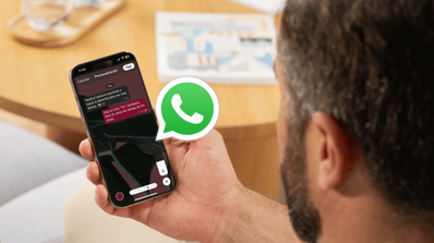 hombre personalizando el fondo y colores de WhatsApp
