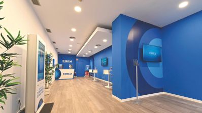 Mostradores de atención al cliente en una tienda física de Digi España, donde los usuarios consultan sobre servicios como el MultiSIM