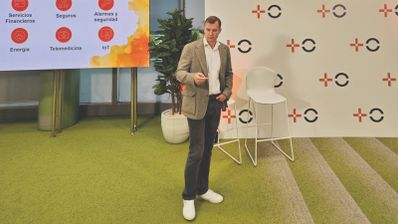 Meinrad Spenger, CEO de MasOrange, gesticulando durante la rueda de prensa de presentación de la nueva unidad de publicidad inteligente en Madrid