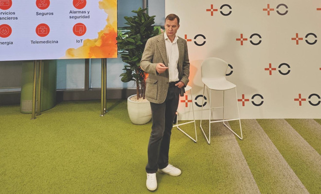 Meinrad Spenger, CEO de MasOrange, gesticulando durante la rueda de prensa de presentación de la nueva unidad de publicidad inteligente en Madrid