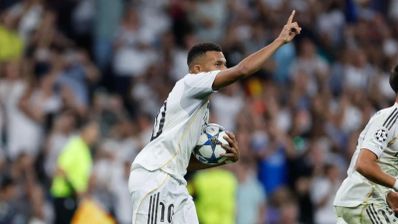 Kylian Mbappé, delantero del Real Madrid, controla el balón durante el partido de Champions League contra el Marsella en el Santiago Bernabéu