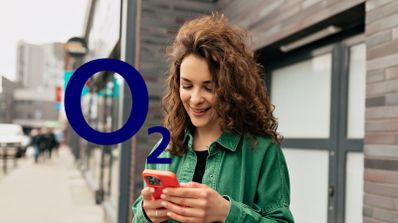 Mujer contactando con su operadora por teléfono para verificar los datos del titular antes de iniciar una portabilidad a O2