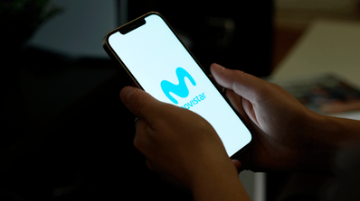móvil con el logo de Movistar