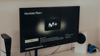Interfaz del decodificador UHD de Movistar Plus+ en un televisor, mostrando el carrusel de contenidos con el logo de SkyShowtime visible
