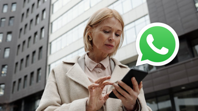 mujer con móvil en la mano logo whatsapp