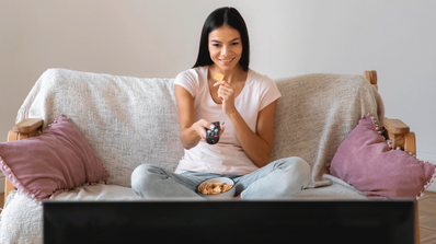 mujer viendo la Smart TV