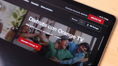 Banner promocional de las nuevas tarifas de Orange para empresas y autónomos con los logos de Prime Video, HBO Max y el fútbol